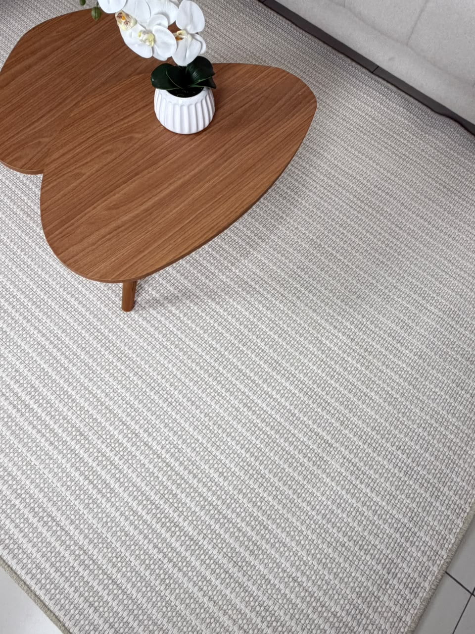 TAPETE ARTESANAL LUMINE ALBA N OFF WHITE COM BEGE